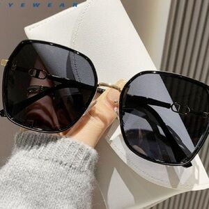 Elegant Black Square Sunglasses